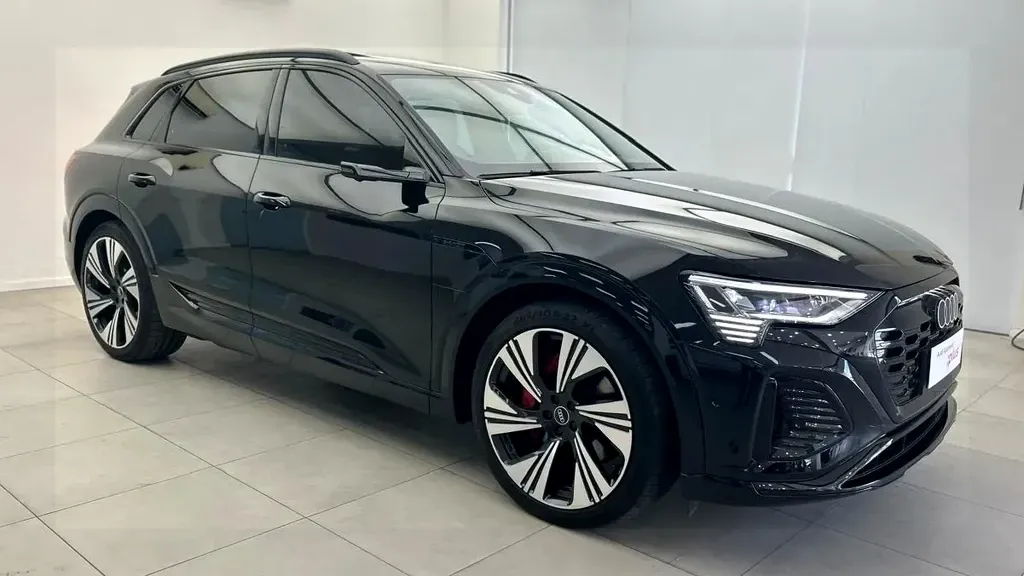 Foto de um audi q8 sportback e-tron