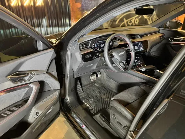 Audi Q8 Sportback E-tron - Imagem 12