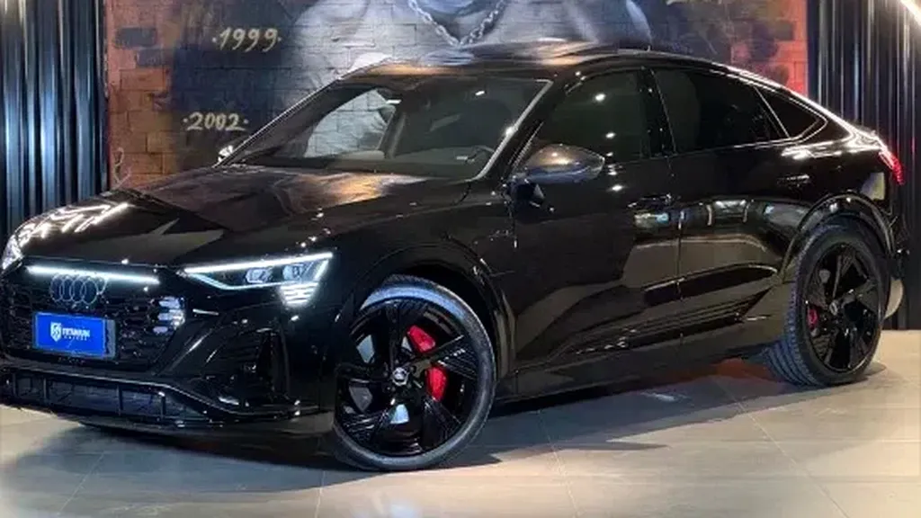 Foto de um audi q8 sportback e-tron