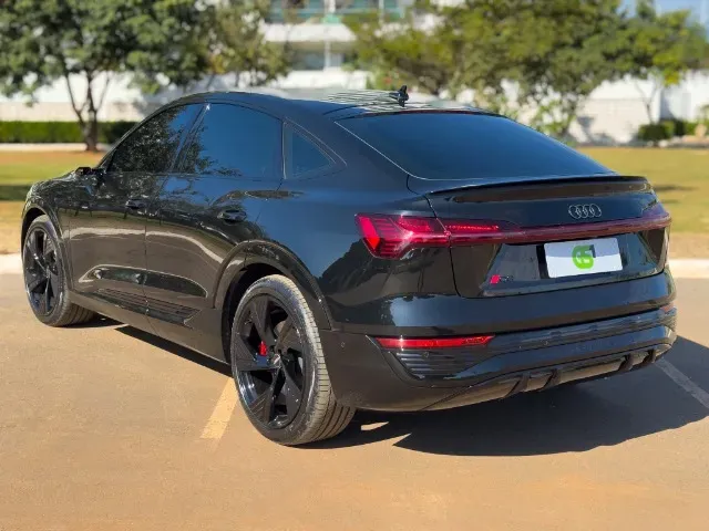 Audi Q8 Sportback E-tron - Imagem 4