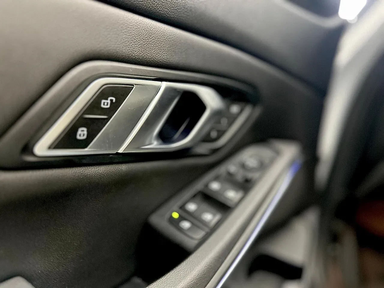 BMW 330e Plug-in Hybrid - Imagem 18