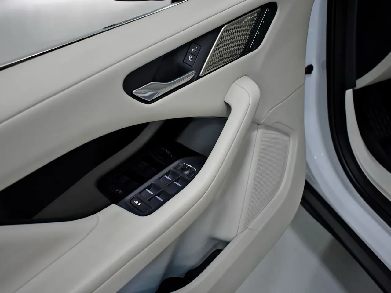 Jaguar I-pace - Imagem 12