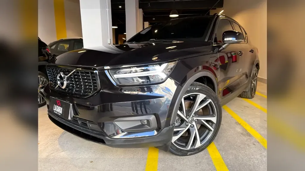 Foto de um volvo xc40 recharge plug-in hybrid