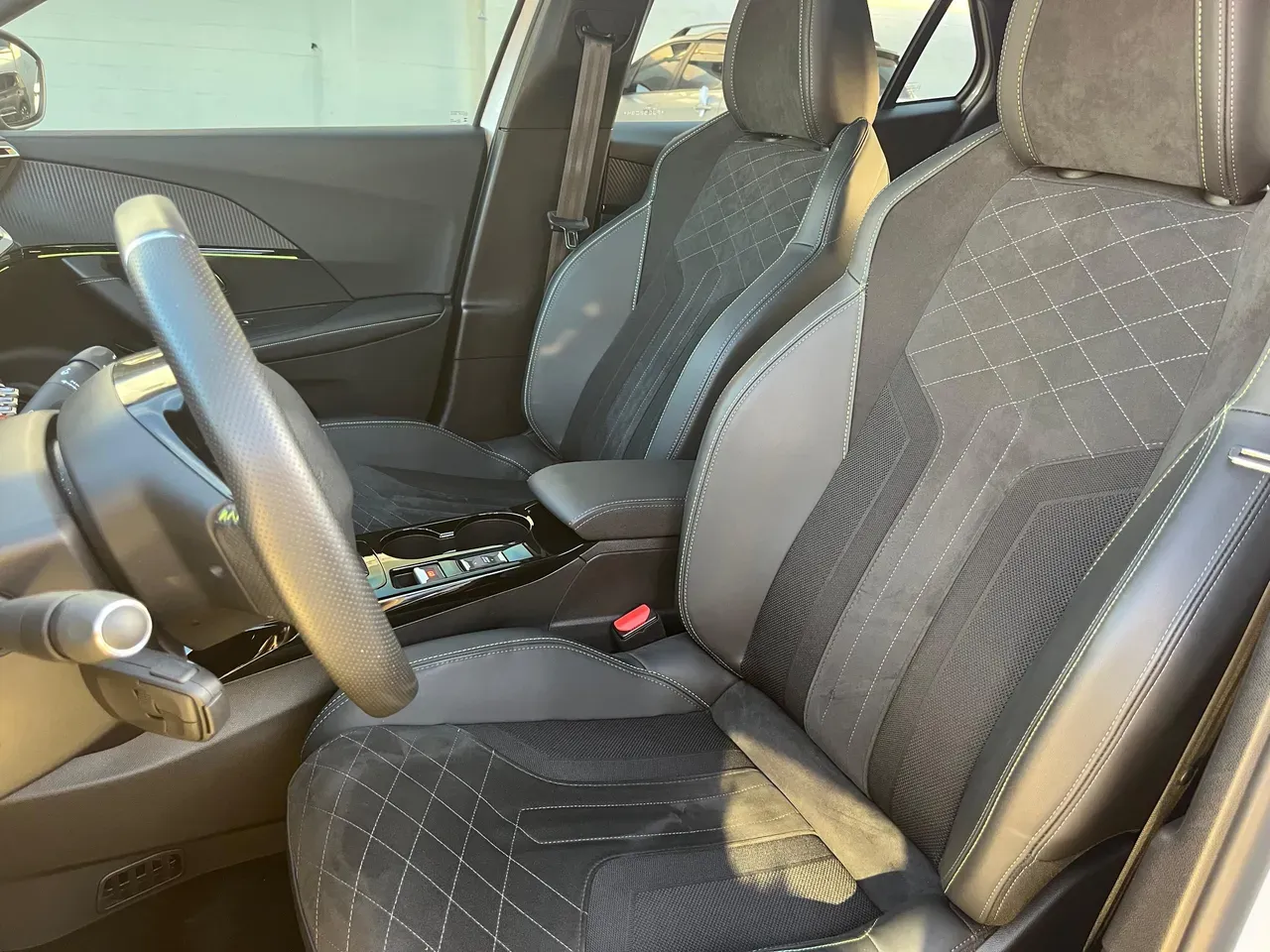 Peugeot E-208 - Imagem 12