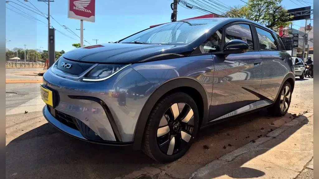 Foto de um byd dolphin plus