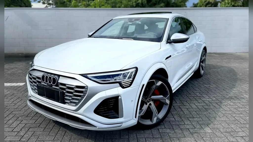 Foto de um audi q8 sportback e-tron