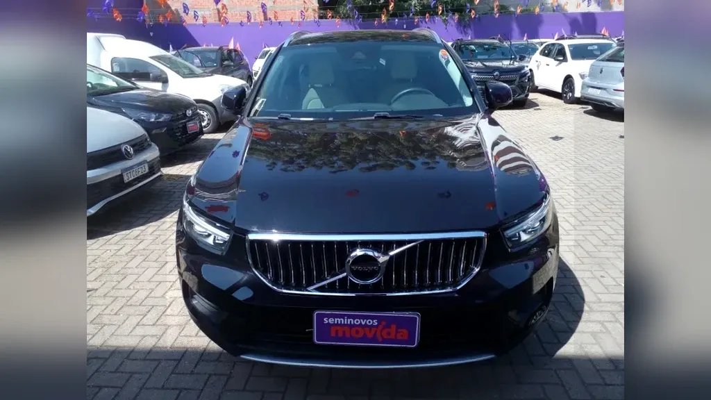 Foto de um volvo xc40 recharge plug-in hybrid