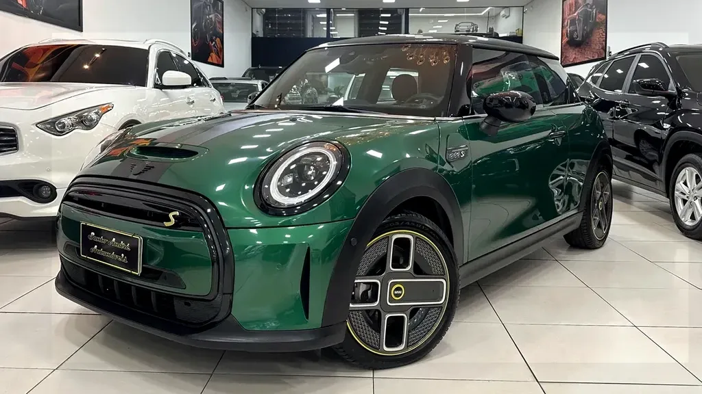 Foto de um mini cooper se