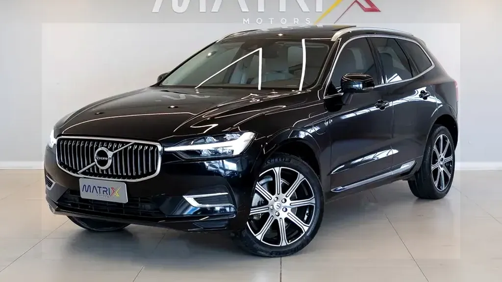 Foto de um volvo xc60 recharge plug-in hybrid