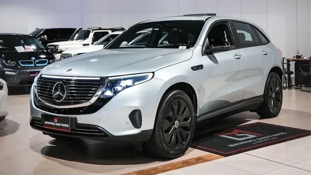 Foto de um mercedes eqc400