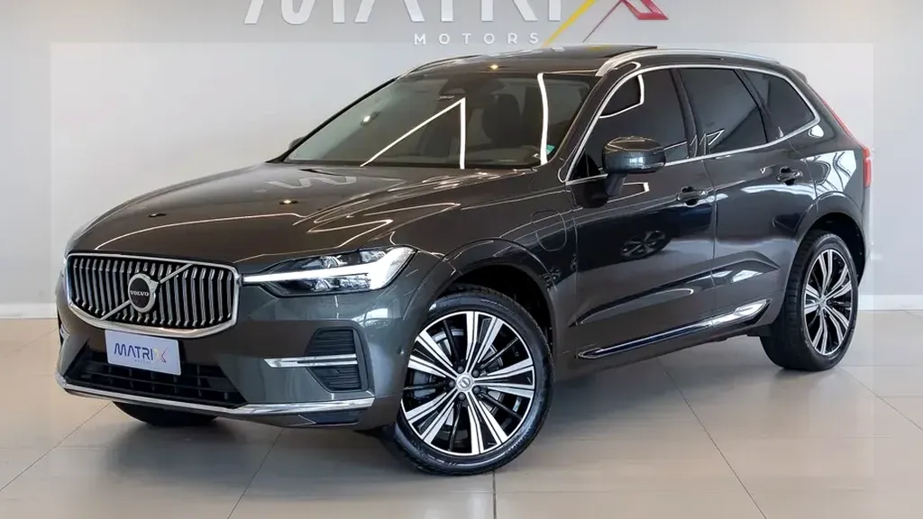 Foto de um volvo xc60 recharge plug-in hybrid