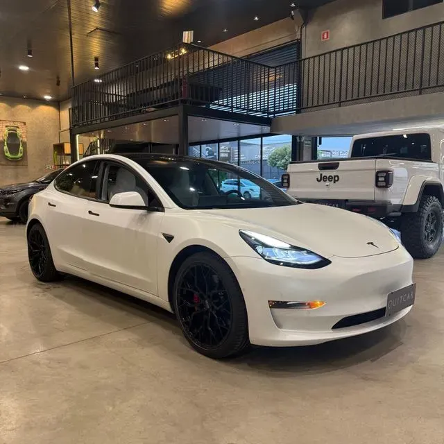 Tesla Model 3 - Imagem 2