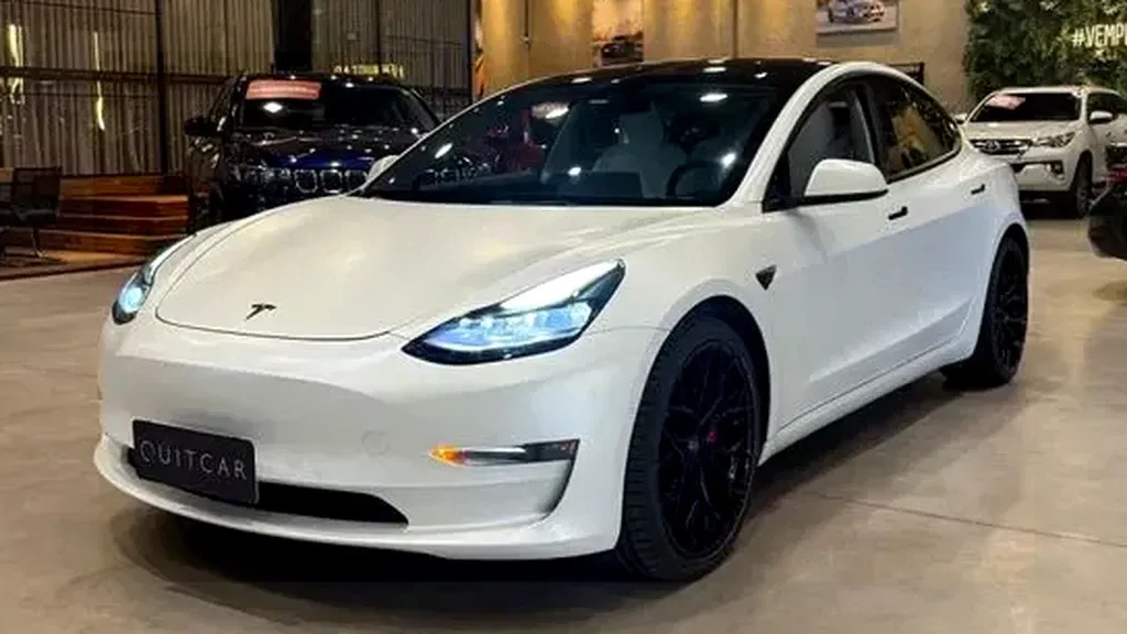 Foto de um tesla model 3