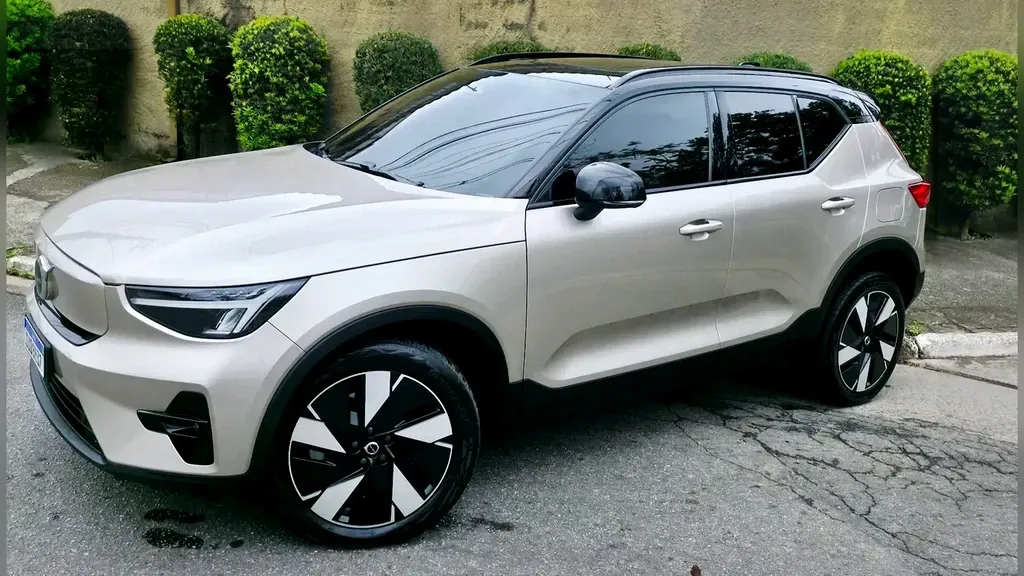 Foto de um volvo xc40 recharge