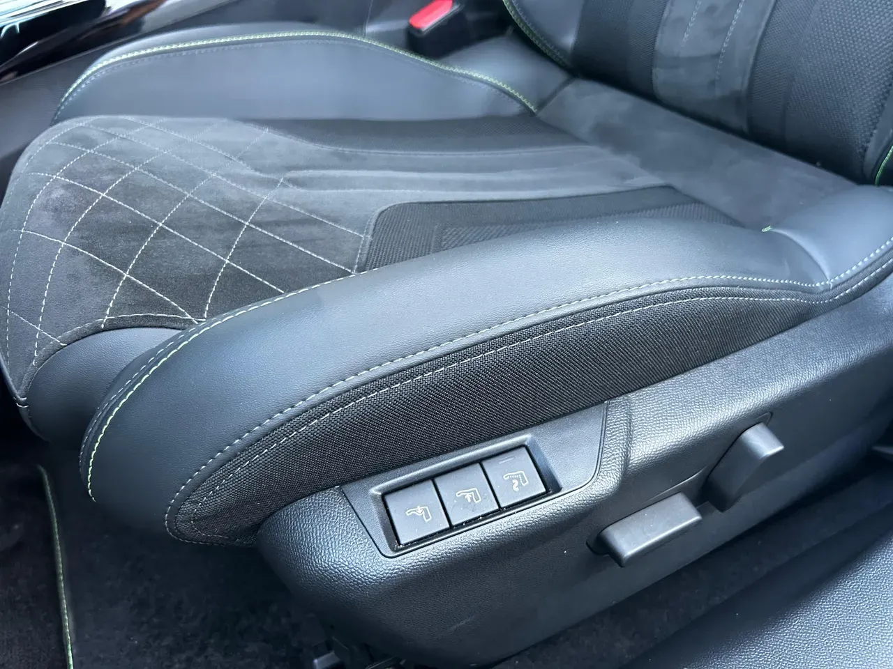 Peugeot E-208 - Imagem 8