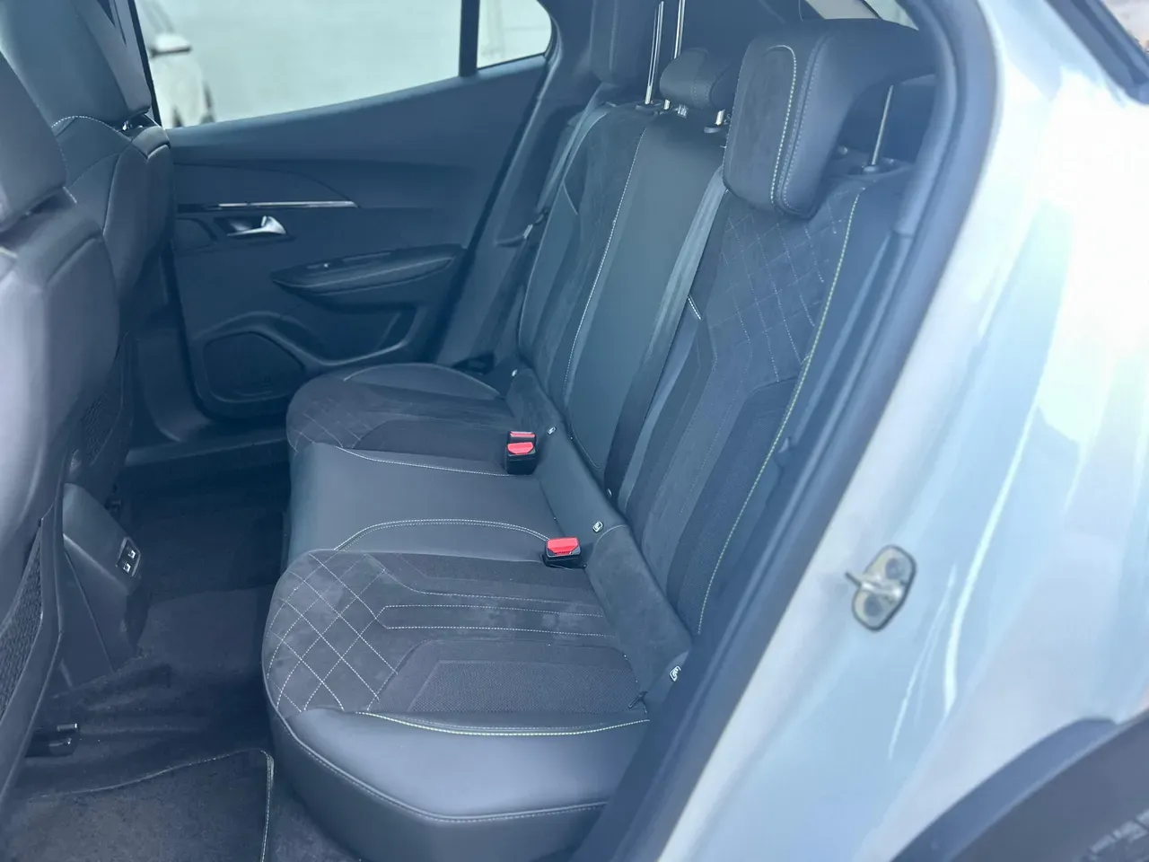 Peugeot E-208 - Imagem 15