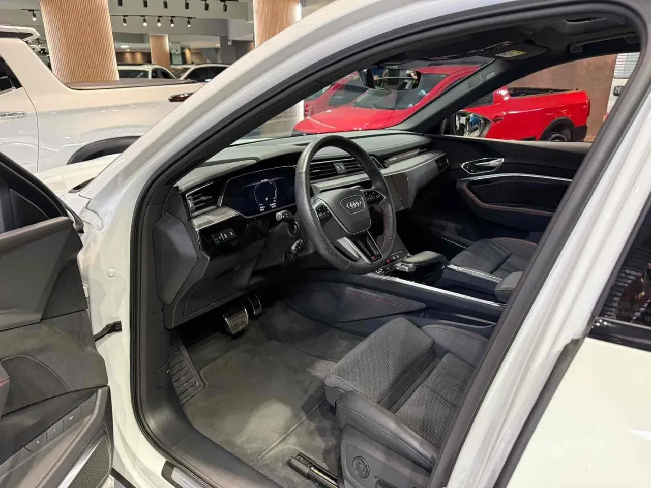 Audi Q8 Sportback E-tron - Imagem 7