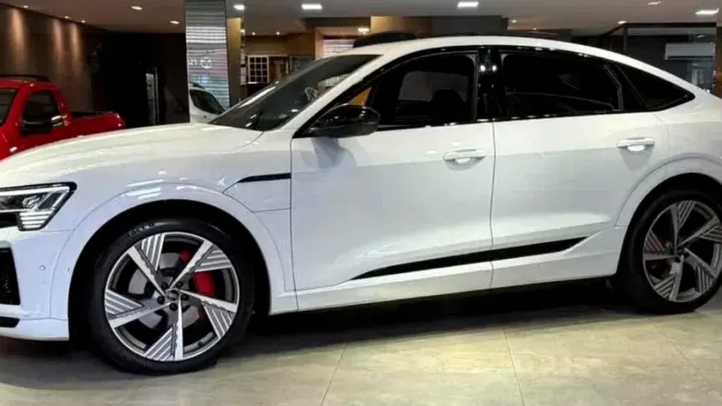 Foto de um audi q8 sportback e-tron