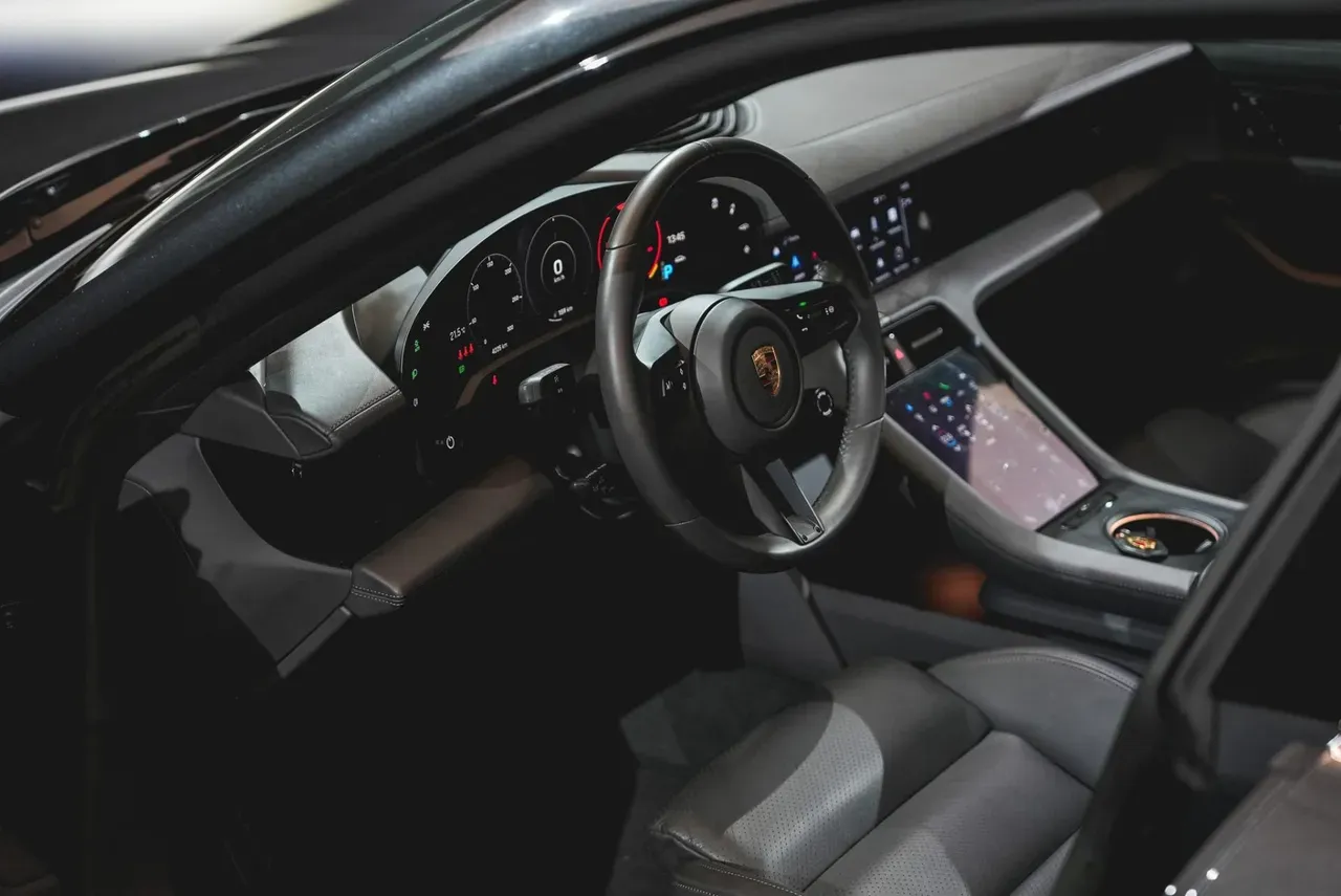 Porsche Taycan - Imagem 12