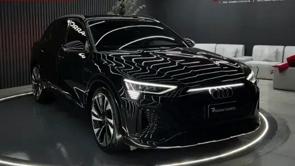 Foto de um audi q8 e-tron