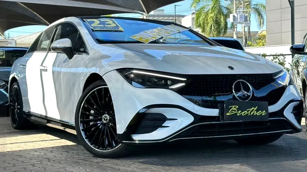 Foto de um mercedes eqe 300