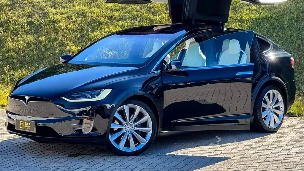 Foto de um tesla model x