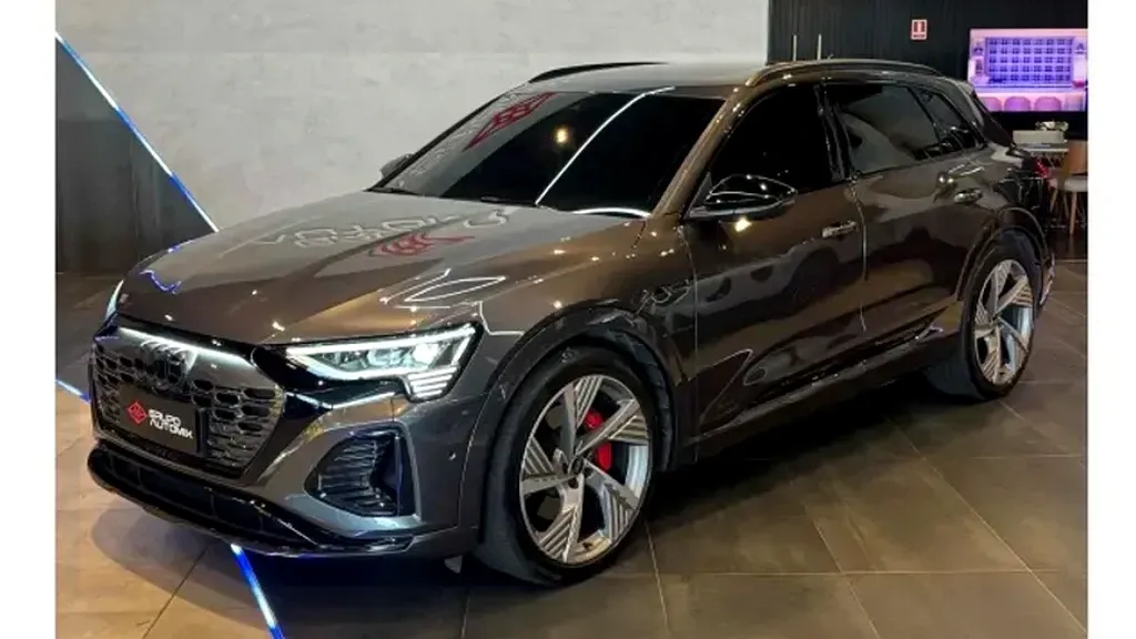 Foto de um audi q8 e-tron
