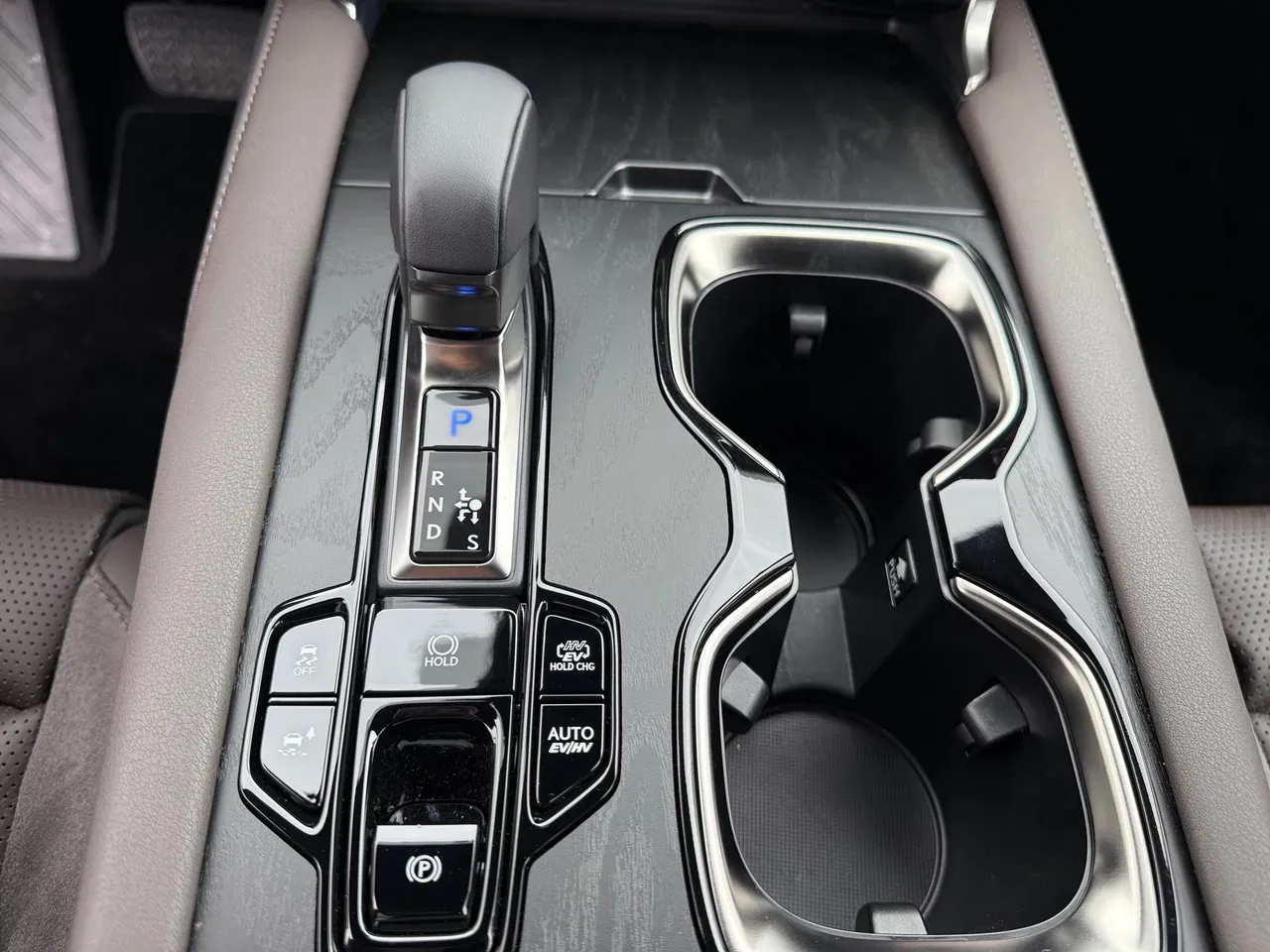 Lexus Nx 450h+ - Imagem 16