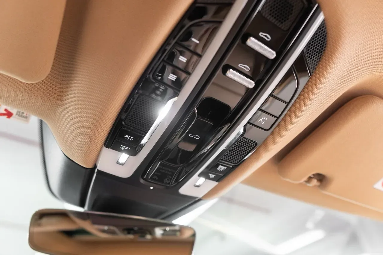 Porsche Panamera 4 E-hybrid - Imagem 16