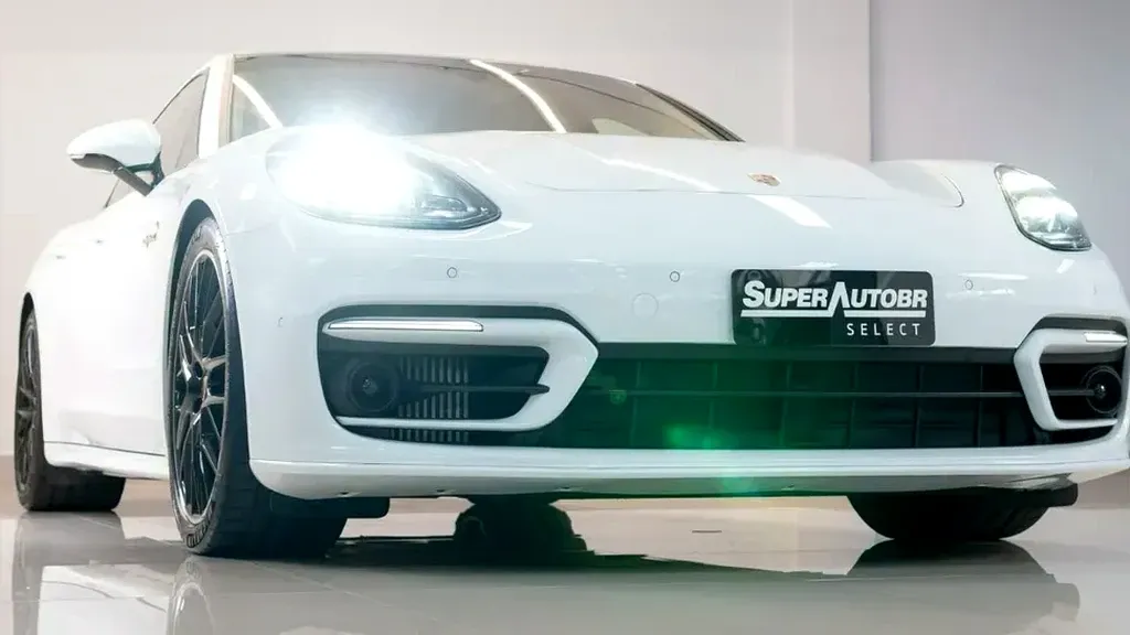 Foto de um porsche panamera 4 e-hybrid