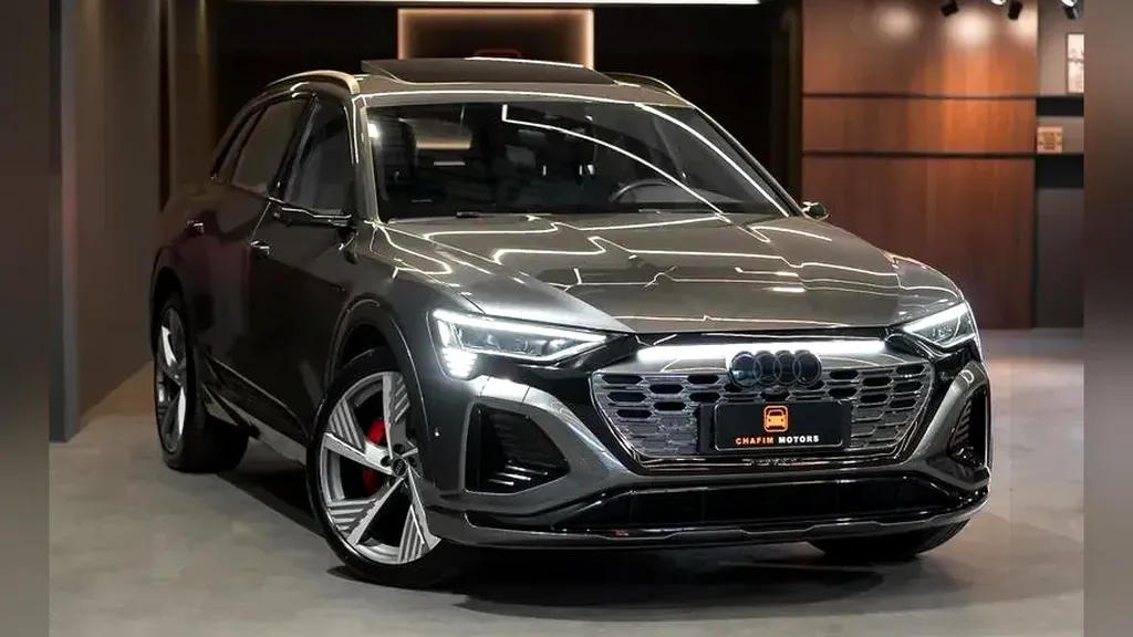 Foto de um audi q8 e-tron