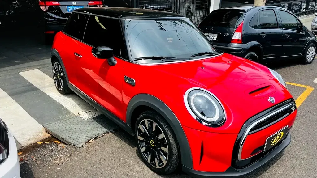 Foto de um mini cooper se