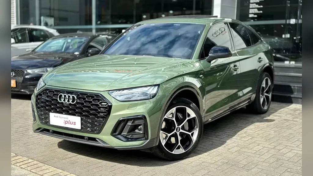 Foto de um audi q5 e-tron