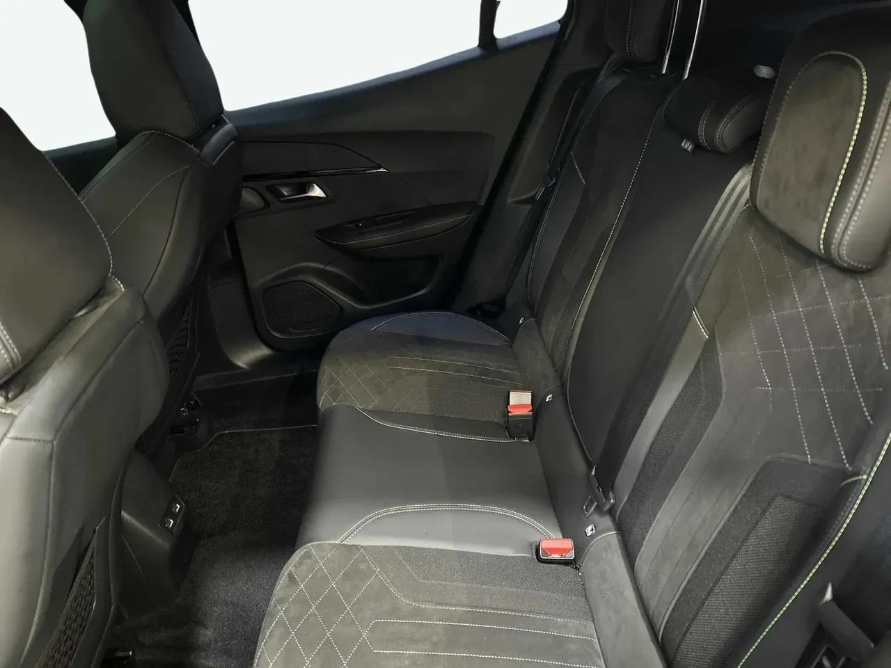 Peugeot E-2008 - Imagem 12