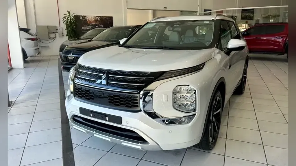 Foto de um mitsubishi outlander plug-in hybrid