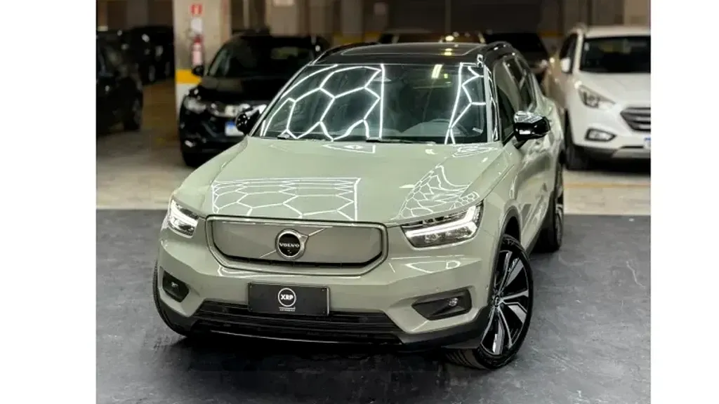 Foto de um volvo xc40 recharge