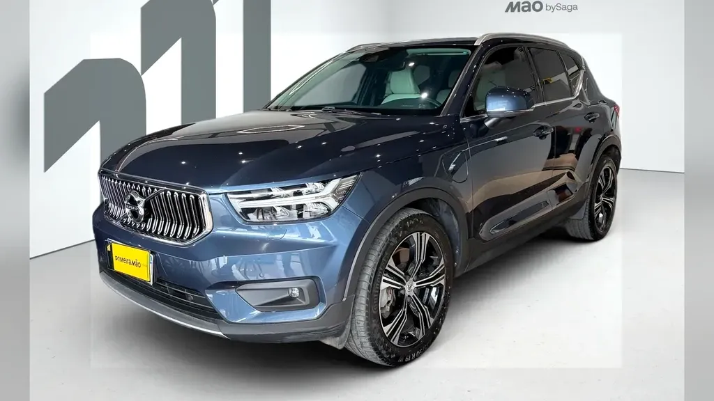 Foto de um volvo xc40 recharge plug-in hybrid