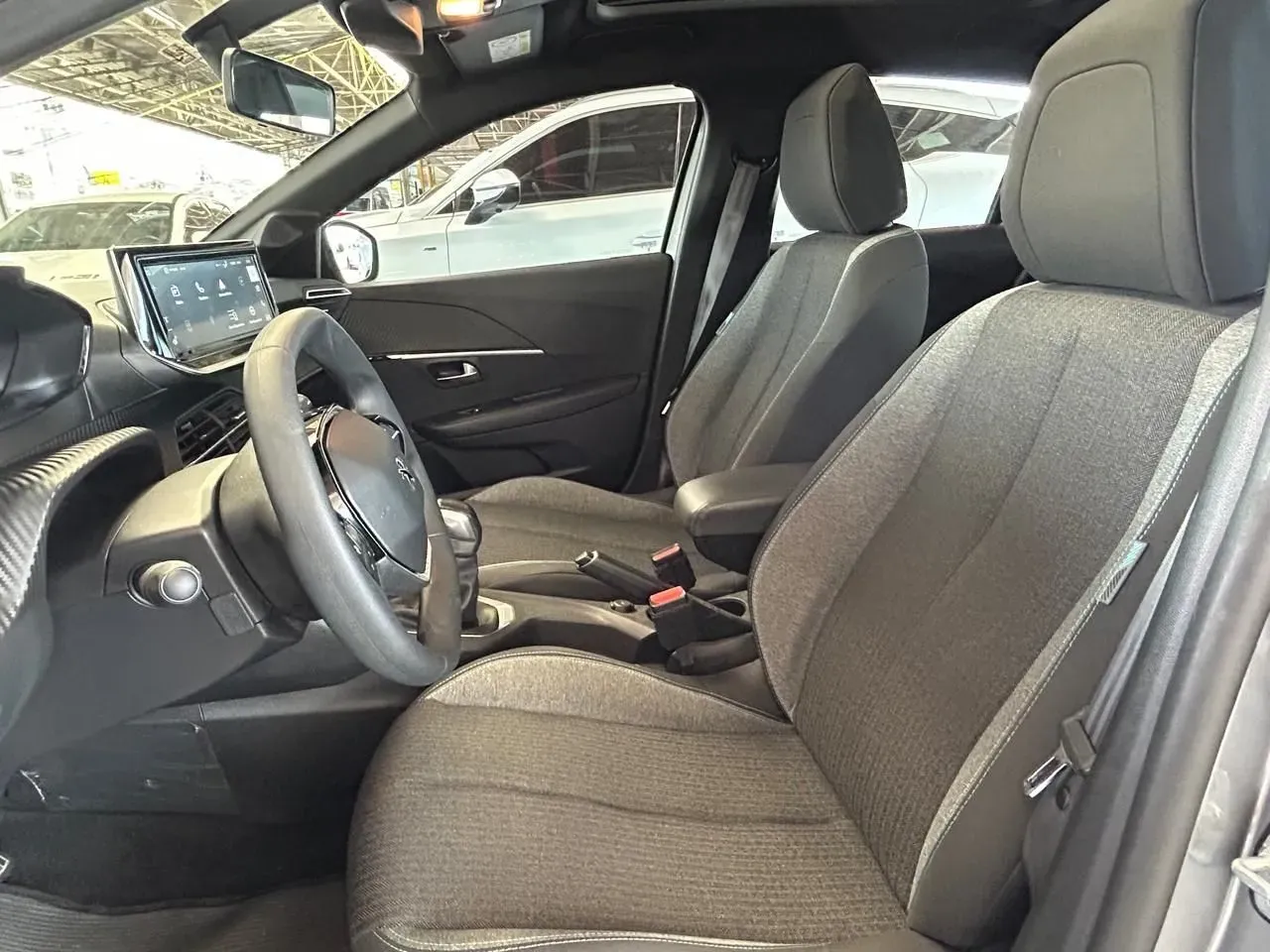 Peugeot E-208 - Imagem 8