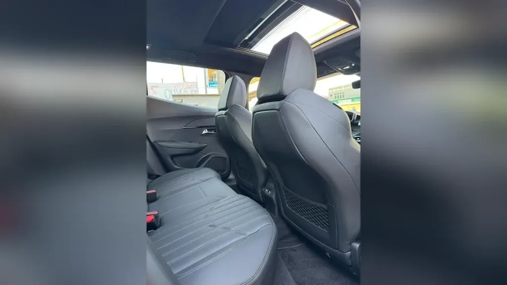 Peugeot E-2008 - Imagem 12