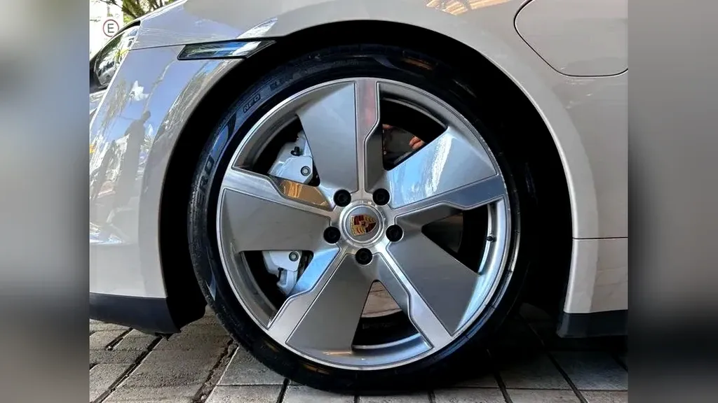 Porsche Taycan - Imagem 13