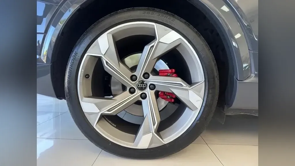 Audi Q8 Sportback E-tron - Imagem 5