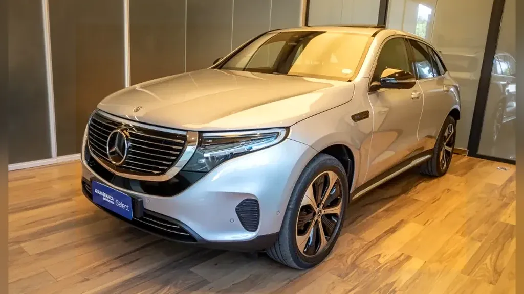 Foto de um mercedes eqc 400
