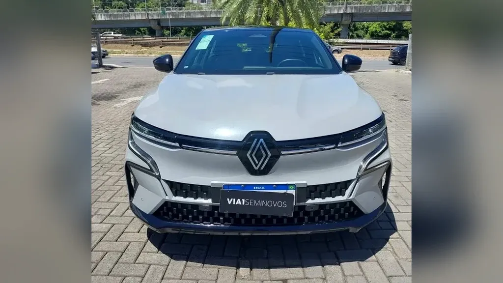 Foto de um renault megane e-tech electric