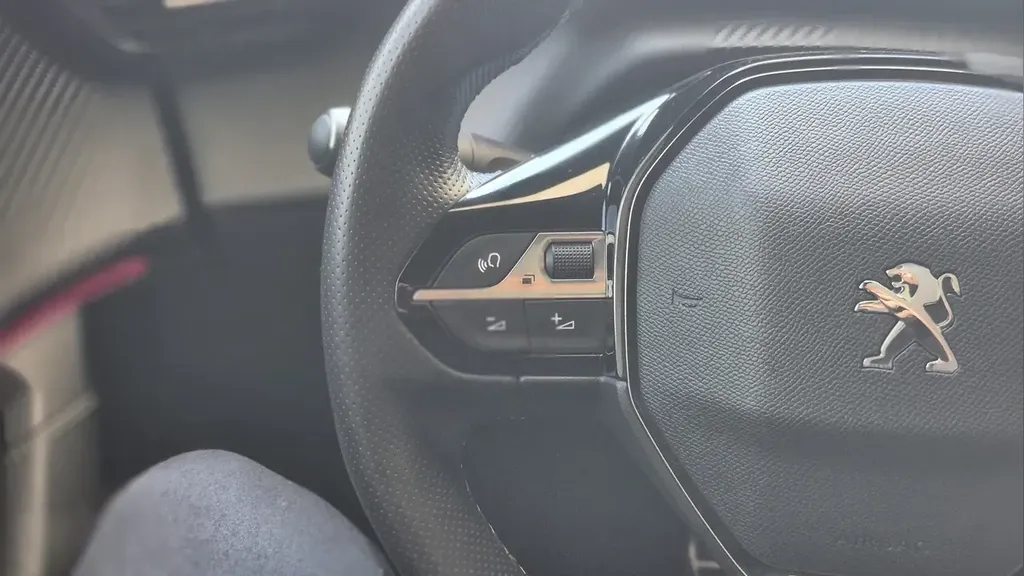 Peugeot E-2008 - Imagem 14