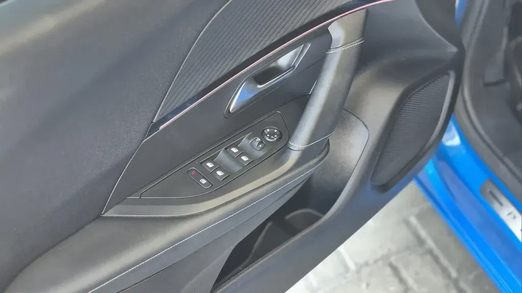 Peugeot E-2008 - Imagem 19