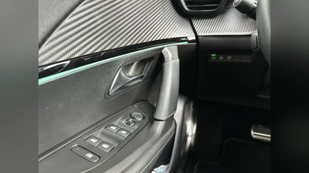 Peugeot E-2008 - Imagem 10