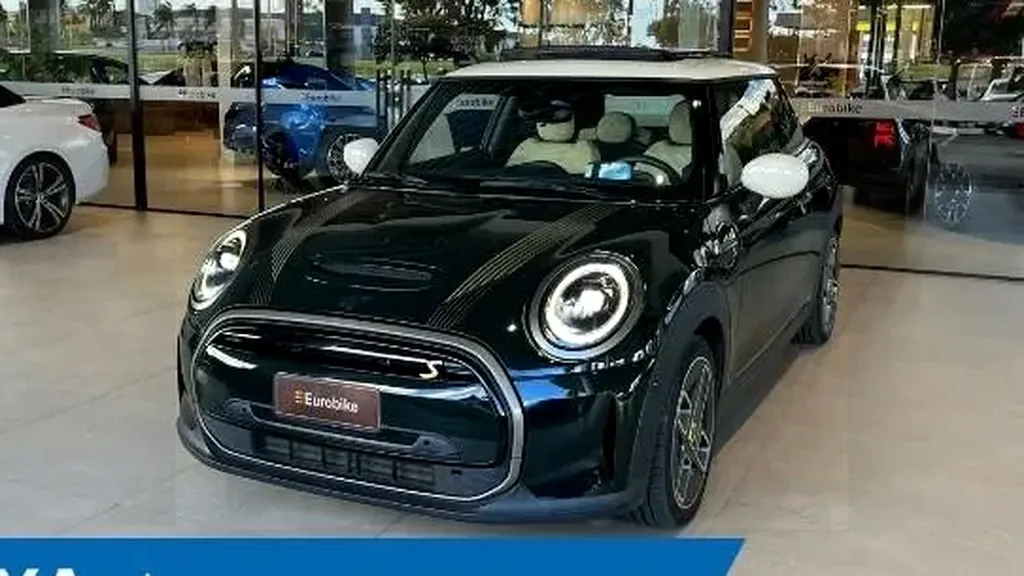Foto de um mini cooper se