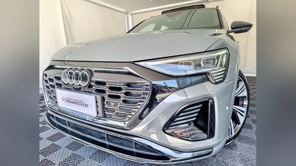 Foto de um audi q8 e-tron