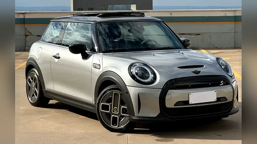 Foto de um mini cooper se