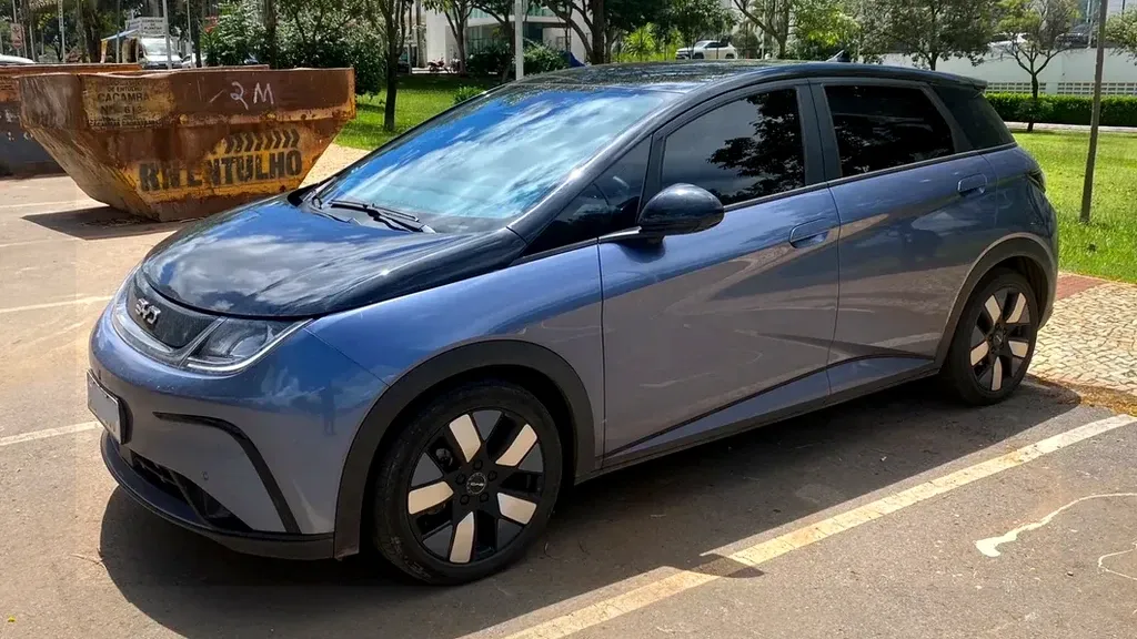 Foto de um byd dolphin plus